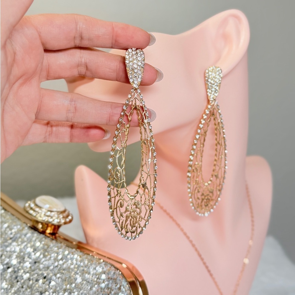 ⚜️ Elegant Gold and Silver Drop Earrings - Picture 6 of 9